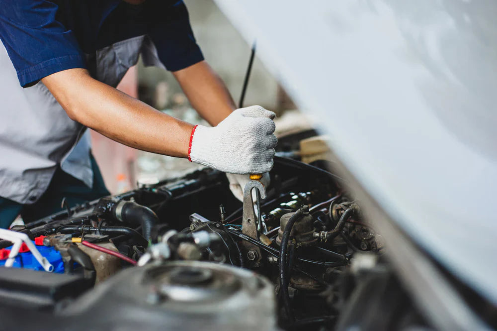 A noticeable smell of petrol in the oil – the problem may be a leaking petrol injector!