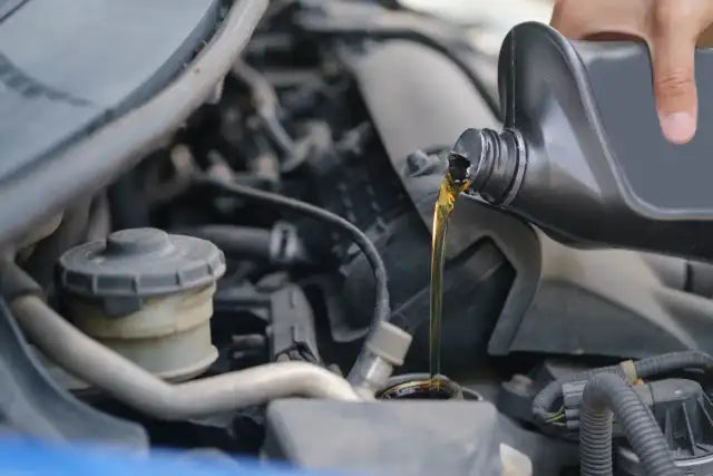 Adding oil – on a cold or warm engine, and how often should you top up the lubricant in your car?